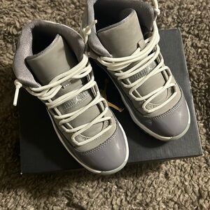 Girl/boy Jordan 13 grey/white